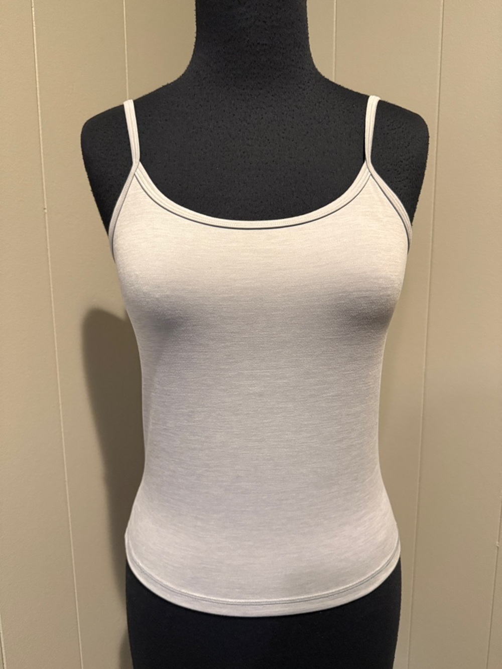 B40 Golden Aritzia Women's Medium Slim-Fit Stretch Camisole with Thin Straps